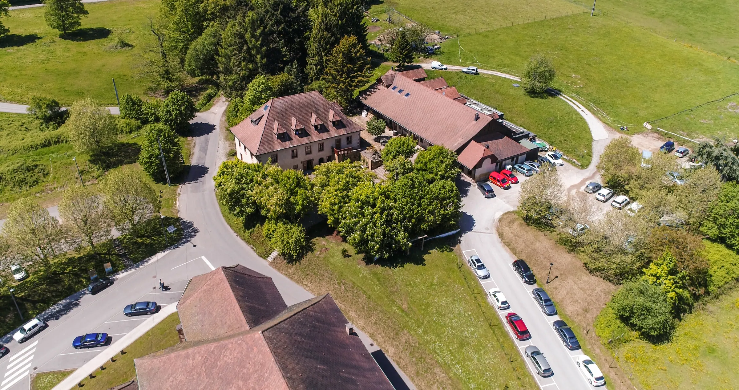 La Ferme des Moines vue du ciel, au pied de la Basilique de Thierenbach