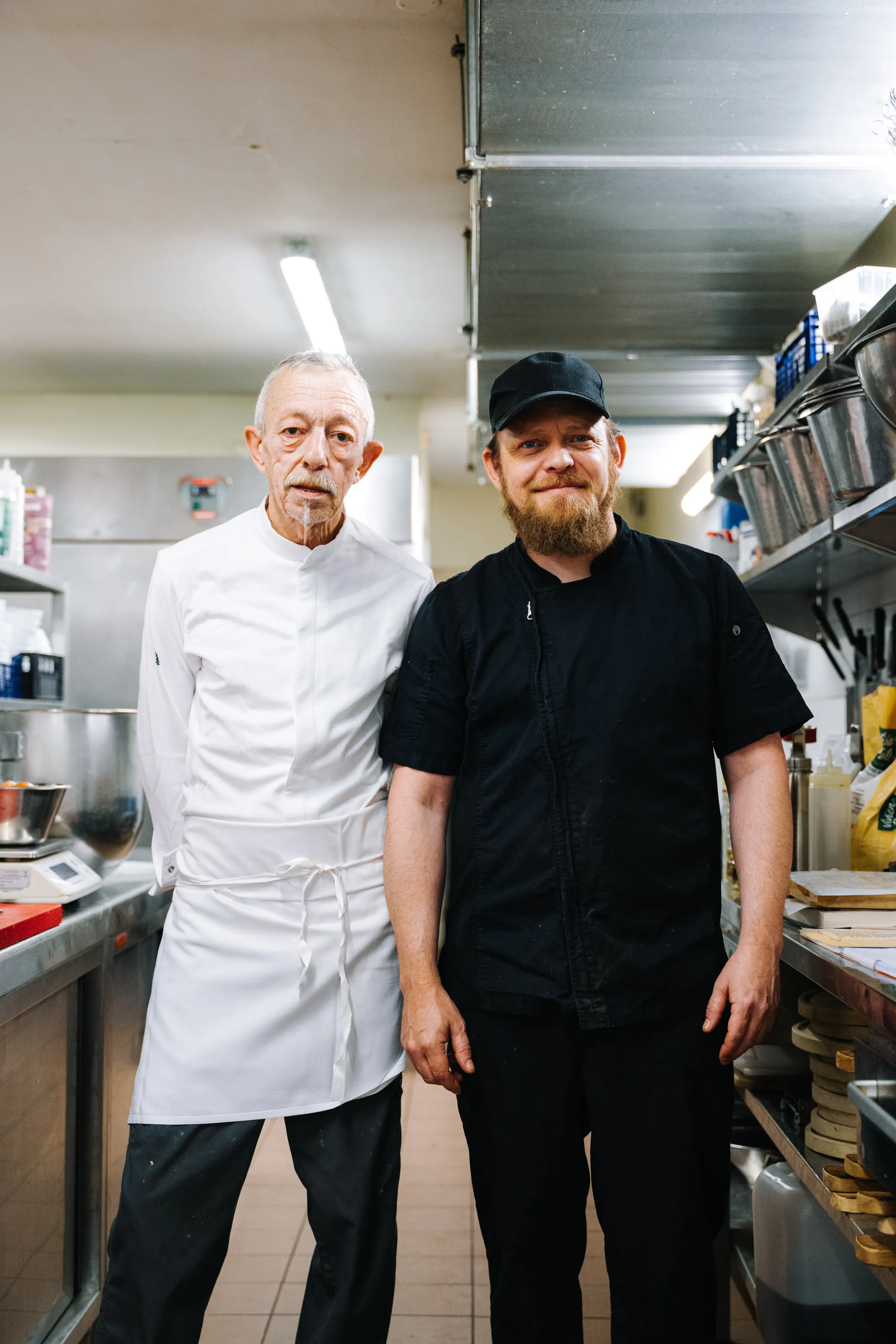 En cuisine, une douzaine de personnes