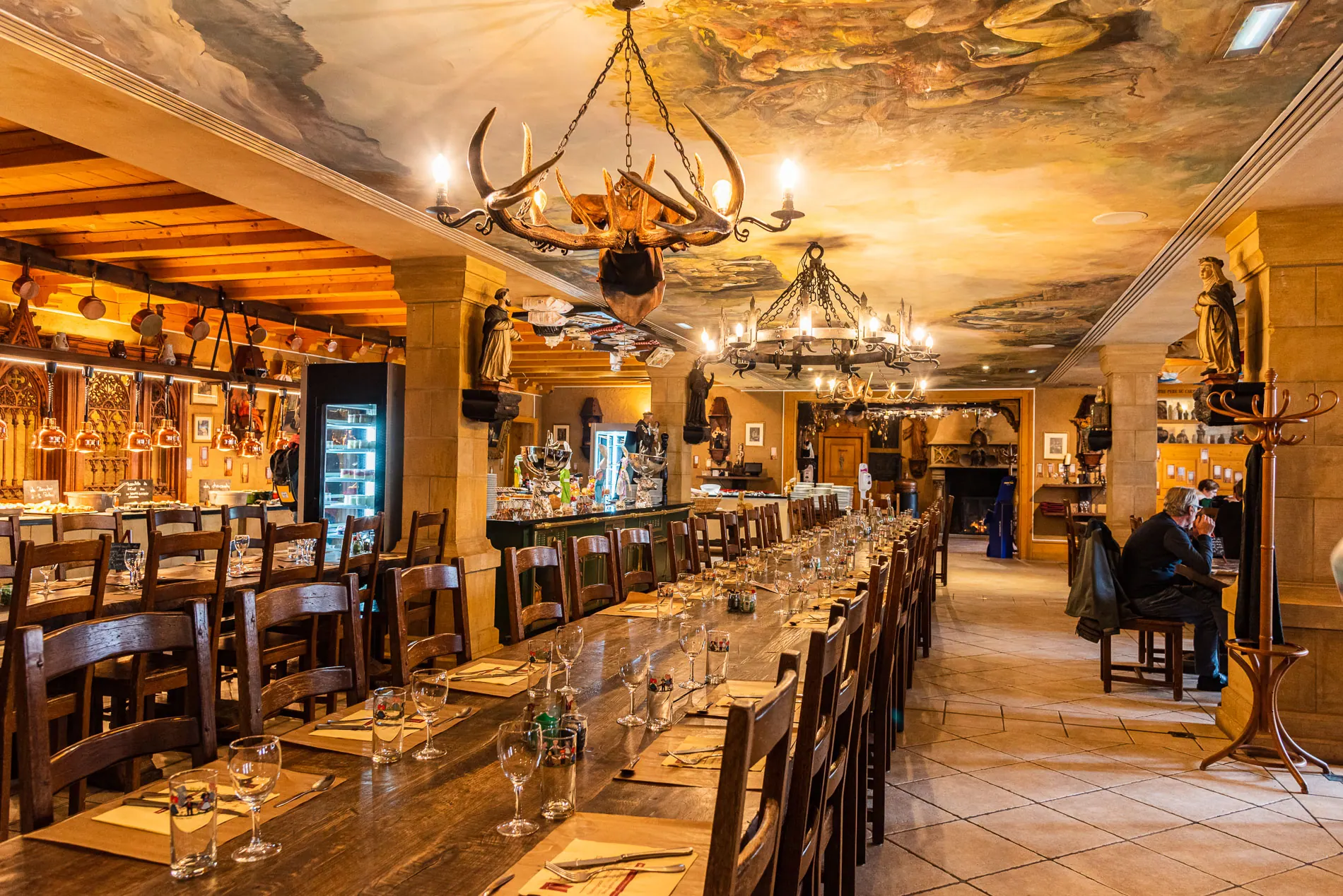La grande salle du restaurant, ses piliers et ses chandeliers