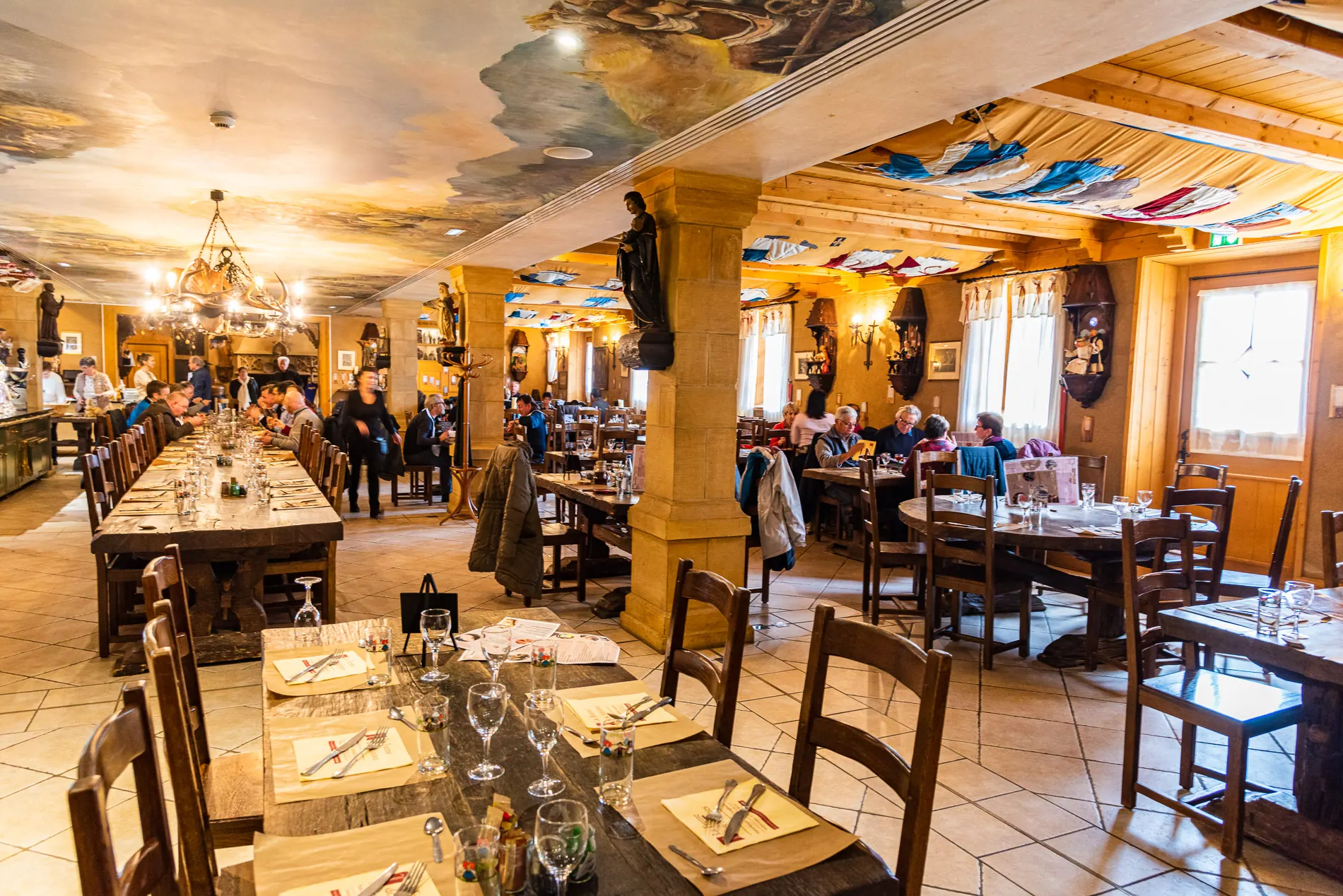 Les tables dressées dans la grande salle