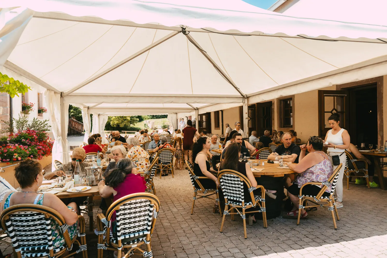 Die Terrasse des Restaurants mit Blick ins Tal